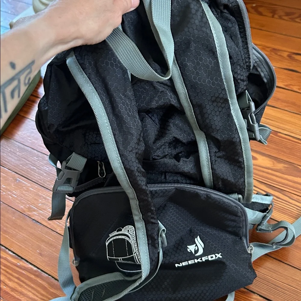 NEEKFOX Black Backpack with Gray Straps